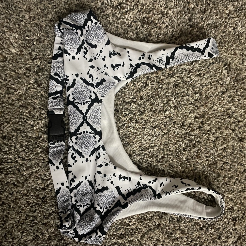 Underboob clasp bikini top, snack skin